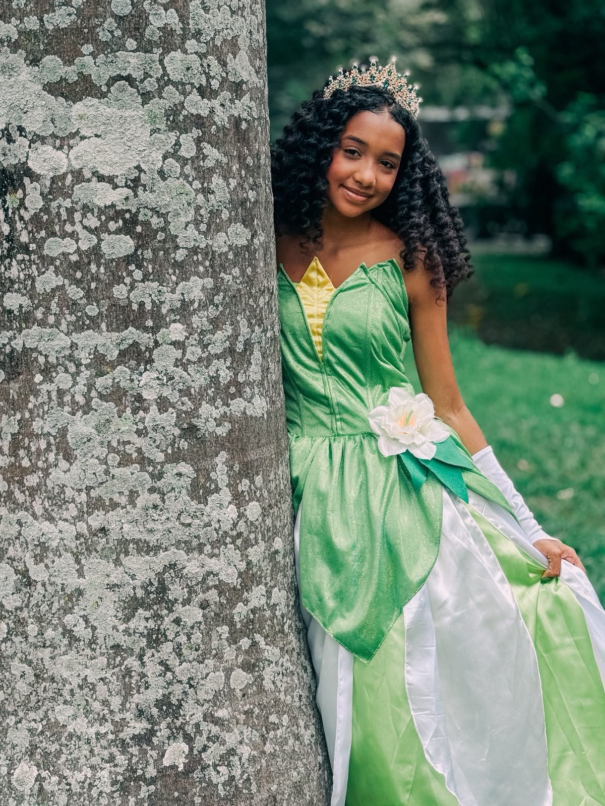 Camille no ensaio dos 15 anos, encostada em uma árvore